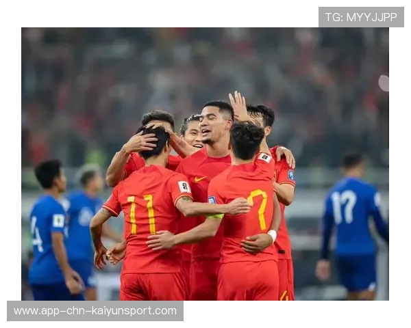 国足球迷助威活动现场火爆，足球球迷助威