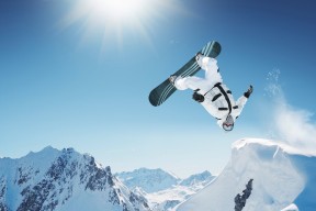 开云APP-76人在关键比赛中击败强敌，排名稳步提升，76人全队